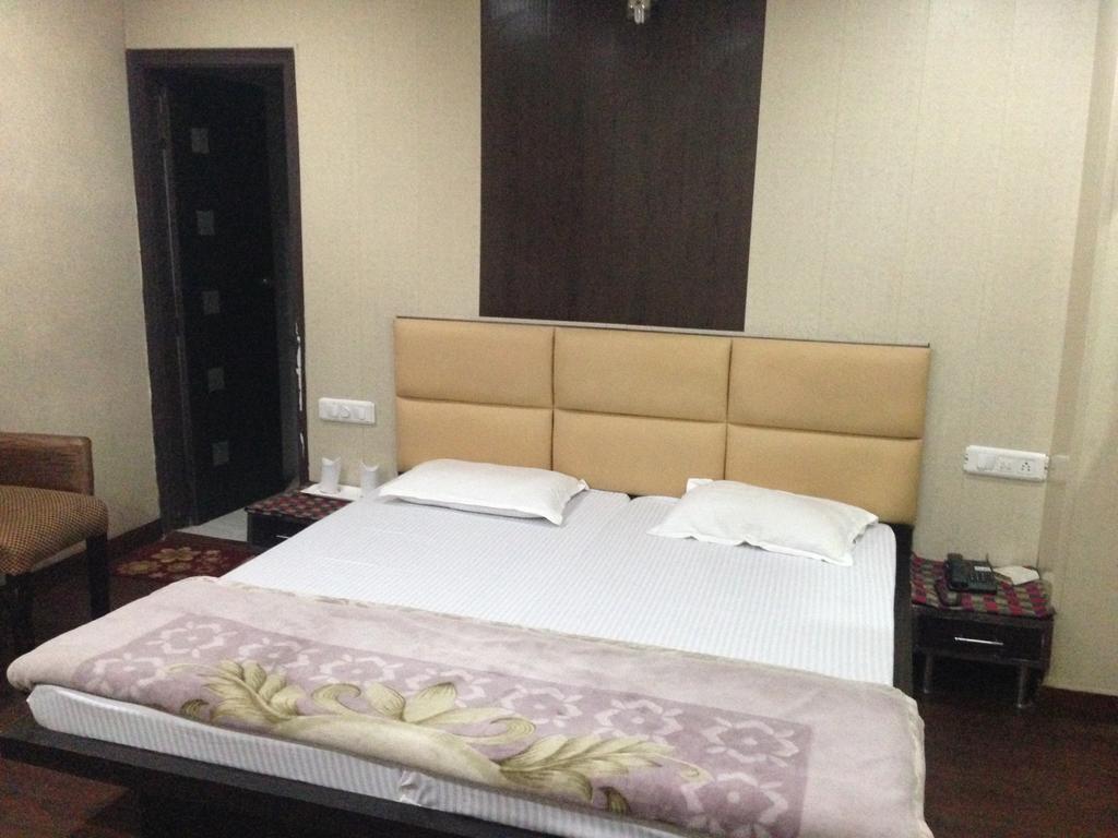 Hotel Silver Stone Ludhiana Bagian luar foto